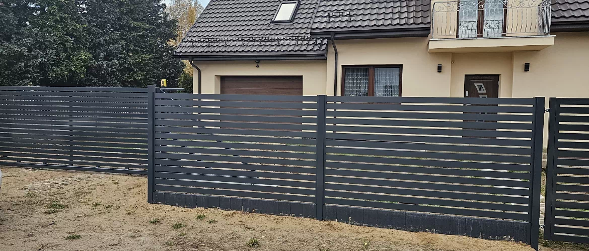metalowe ogrodzenie w ciemnozielonym kolorze